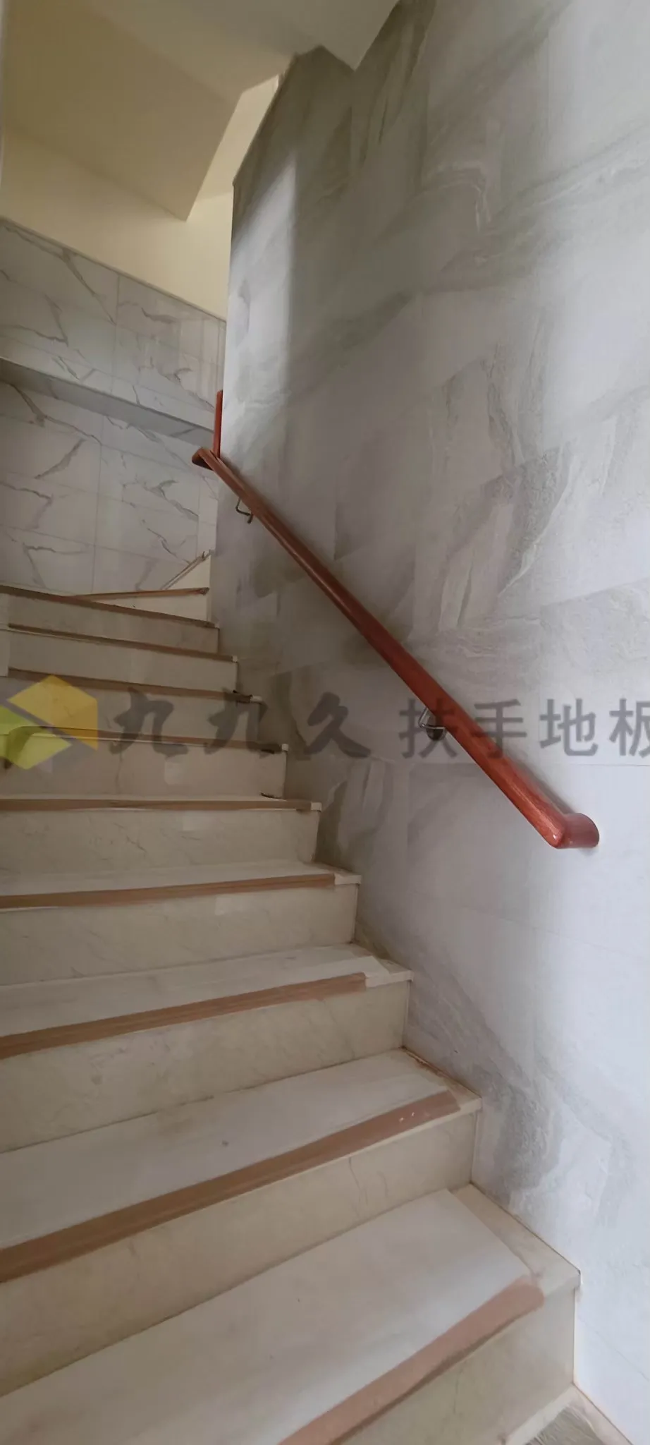 自然質感的櫸木扶手，100分的守護